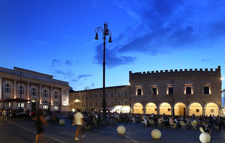 anaclasemusique's tweet photo. L’été sur Anaclase – 77 | Le #RossiniOperaFestival fête quarante ans ! Carlo #Rizzi dirige la soirée de gala, avec #Alaimo #Bordogna #Brownle #Flórez #Gatin #Goryachova, #Meade #Pertusi et #Vassallo : Irma #Foletti signe notre chronique https://t.co/a0xtqHgPmL https://t.co/TSFH4wHAcy