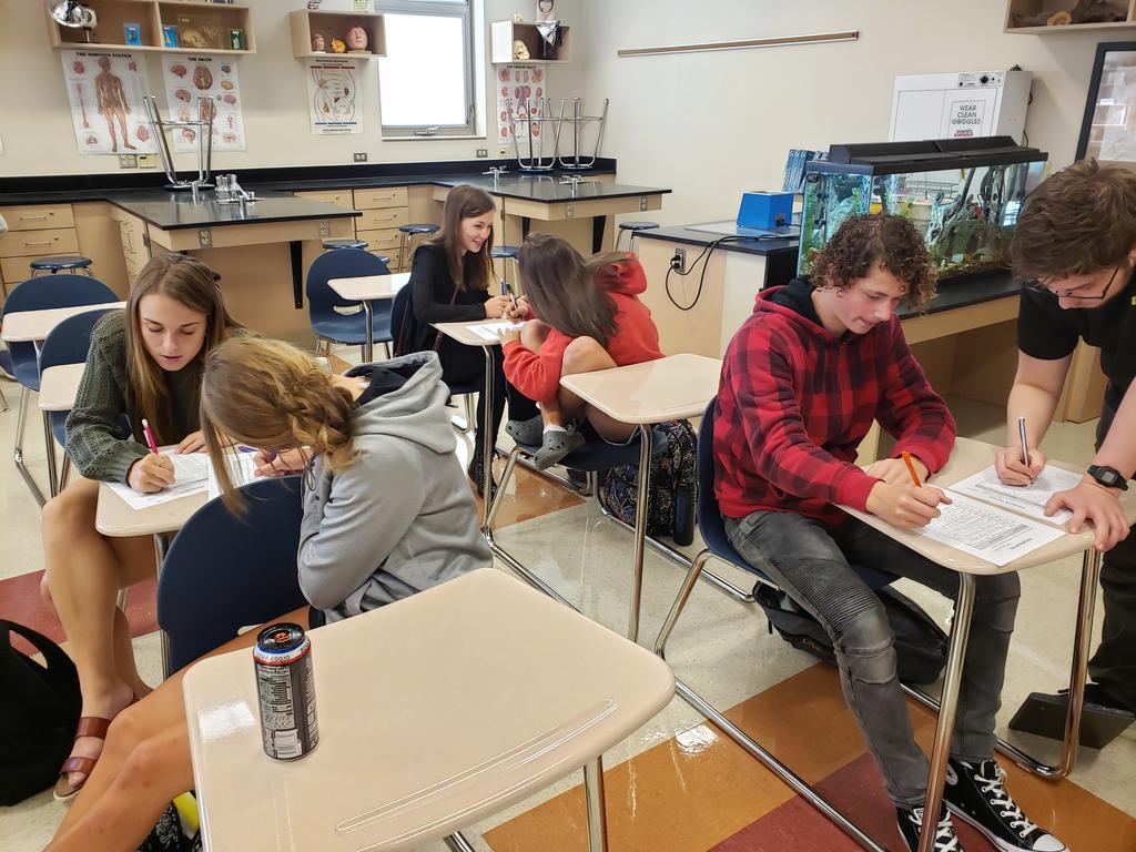 ScienceWScojo's tweet photo. Doing a little group work today in Anatomy...reviewing organelles! #Collaboration #CreativeThinking #InnovationAtPHS @QuakerPrincipal @PCSCQuakers @BSchwanekamp @menser5 https://t.co/Gg3Yxvuyk2