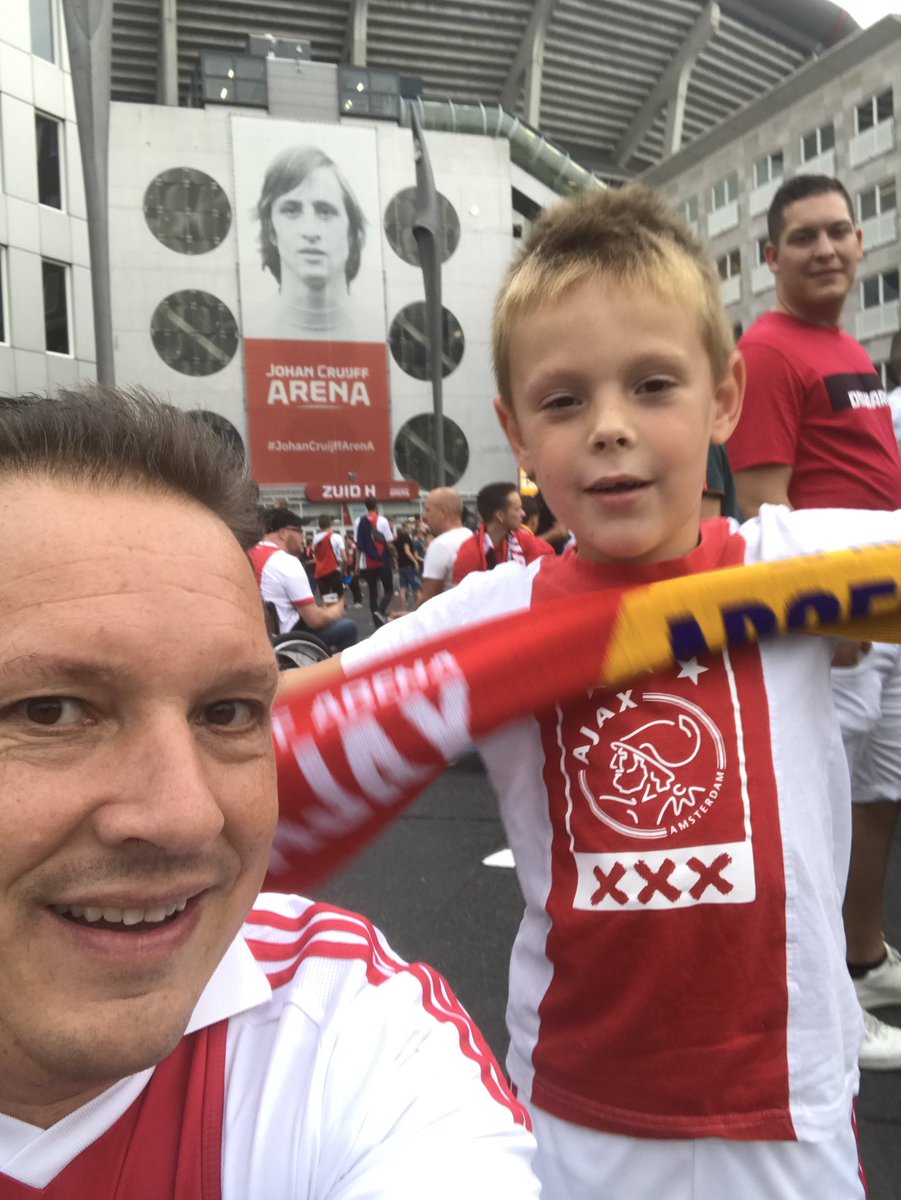 JoostEngelen's tweet photo. Opvoeding 2.0 #wijzijnajax #ajaxdebuut #ajaapo https://t.co/miRk90ql8z