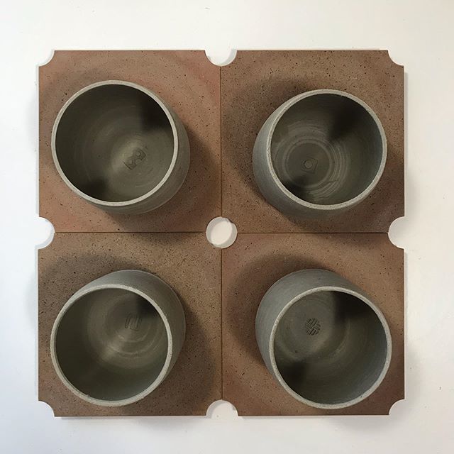 AniaPerkowska's tweet image. the life of a mug⁣
⁣
Here is how my signature stripy mugs are made.⁣
First, the shape is thrown on the wheel, trimmed and stamped...⁣
⁣
...⁣
#howitsmade #pottery #howtomakeamug #ceramics #potterymaker #wheelthrown #clay #makerdesigner #artisan #h… ift.tt/2NzBXZf