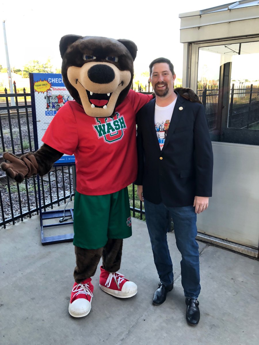 dipnotz's tweet photo. Look who this @WustI alumnus ran into on ⁦@STLMetro⁩ today! Cc ⁦@CMT_STL⁩ #ITakeTransit ⁦@STLCC⁩ https://t.co/T9a2RyB4kL