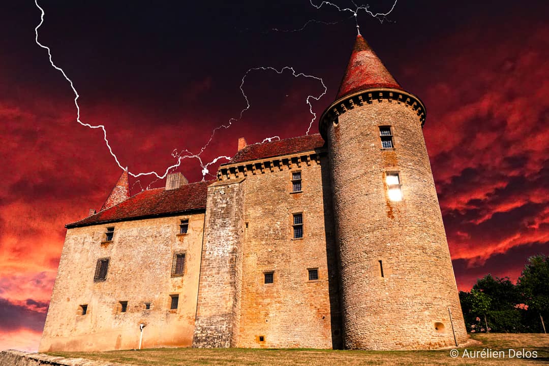 Le château de chassy sous l'orage avec un ciel de feu

#patrimoine #chassy #chateaudechassy #castle 
#saoneetloire #destination71 #storm #lumixg80 #sony400v #magnifiquefrance #magnifiquebourgogne #europestyle_france #regionbourgognefranchecomte #photoshop