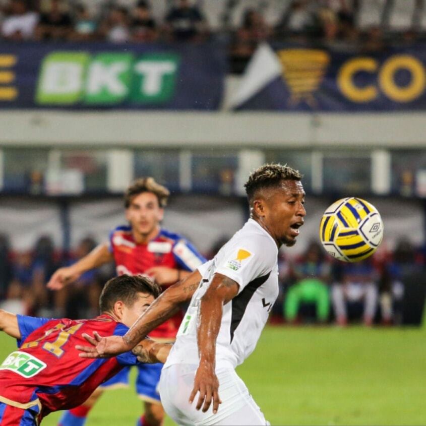 Barea_Bm12's tweet photo. NOMENJANAHARY Lalaina🇲🇬
@ParisFC se qualifie, à l'issue du tir au but (5-6 | 1-1 ap) pour les 16è de finales @CoupeLigueBKT
@lalaina12 n'a pas tremblé lors de cette séance, au contraire de Keelan Lebon qui a raté le 6è tir pour les Gaziers.
.
#Bolida #GFCAPFC 🇫🇷
@Barea_Bm12 https://t.co/9pMwK9QzQY