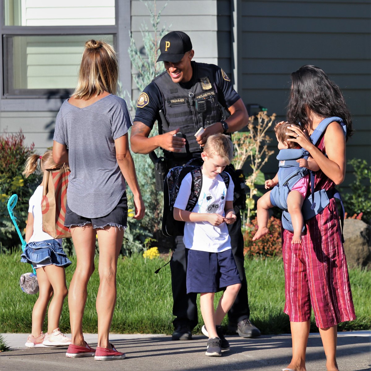 PortlandPolice's tweet photo. The Portland Police Bureau's Traffic Division, Youth Services Division and Precinct Officers went back to school at Creston Elementary, this morning.  They welcomed parents and students while highlighting safety around schools. #20isPlenty #Back2School https://t.co/pPSrEp0X00