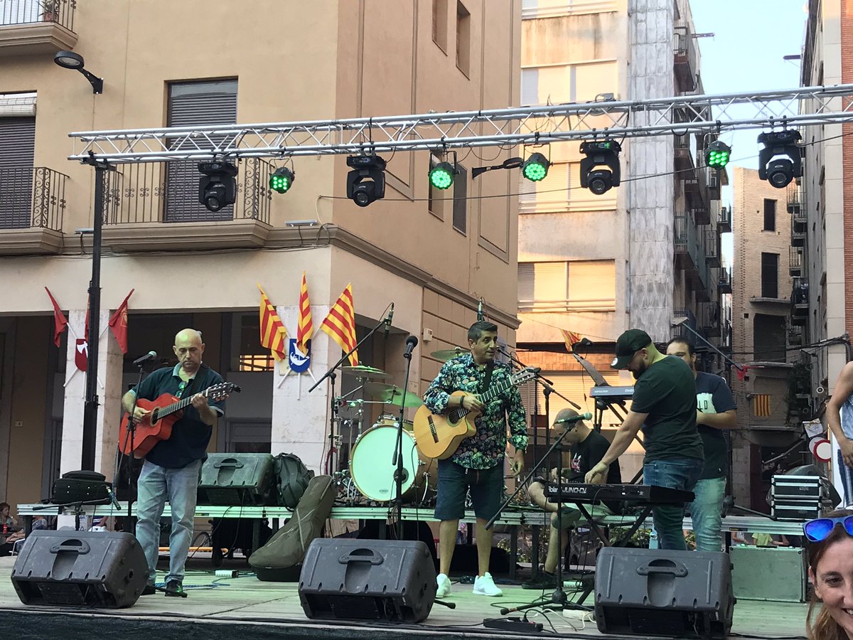 maneldelavega's tweet photo. A la festa VaPerTuVidal Kids a la plaça de l’Ajuntament de #Tortosa  @vapertuvidal https://t.co/8OdSDuNDzx
