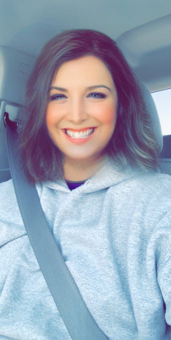 I hope everyone&rsquo;s having a great day!😘😘😘 https://t.co/m1YgNryW58