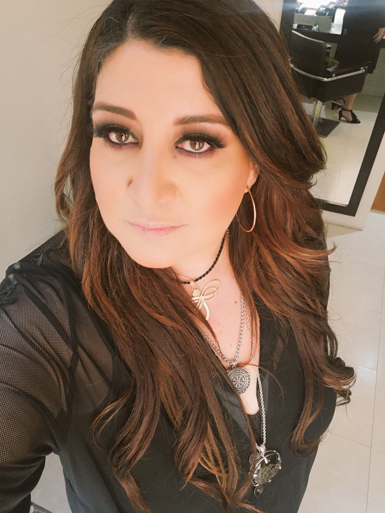 SoyLauraRivas's tweet photo. #WitchBack buenas tardes buen provecho!!! 🍀🎉💮👛👠📰🍀🖤 https://t.co/xqDPOgaavq