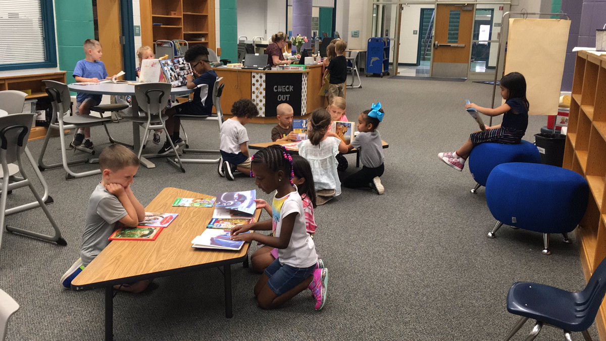 FtBReaders's tweet photo. 1: We looked around for our favorite book. We read it quietly in a spot. #FirstCheckout https://t.co/xNbV4Kx76t
