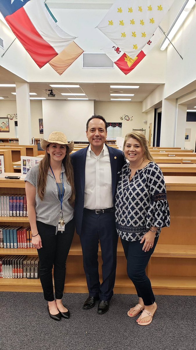 Menendez4Texas's tweet photo. Joined @BigMentorSA, @NISDPatNeff staff & volunteers, Rep @raylopezfortx & his wife, Evelyn, in welcoming students on their first day of school. We were there to greet students, cheer them on, & wish them a good year at Pat Neff. https://t.co/WO69gscCH7 #Menendez4TX #NISD https://t.co/BD9MbDMlKn