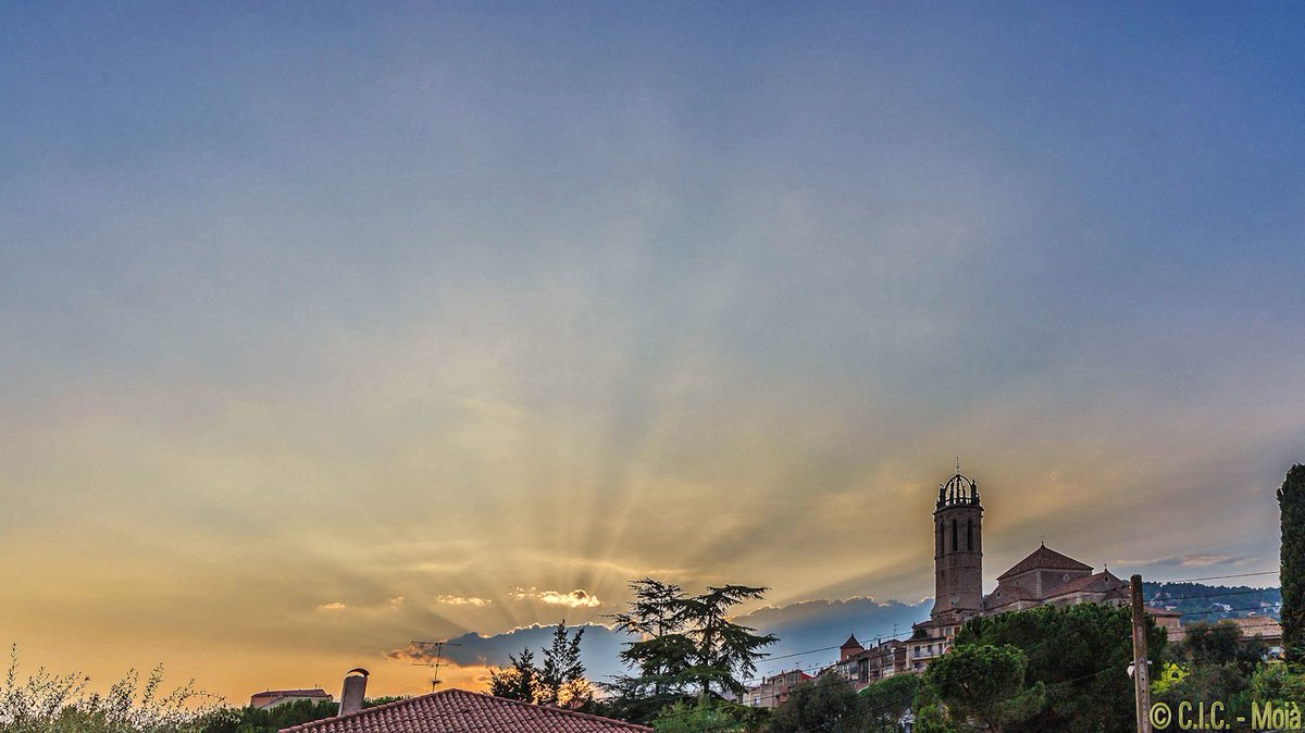 MeteoMoia's tweet photo. #Raigs crepuscolars d'aquesta tarda per #Moià #Moianès @meteocat #324eltemps @bcnmoltmes @AlfredRPico @ARAmeteo @meteorac1 @meteo8aldia @alcantara_alb @rbartolisala @gemmapuigf @SoniaPapell @eloicordomi @Cat_Meteo @MeteoMauri https://t.co/AgjGwvf4kq