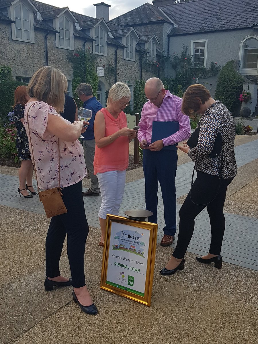 Maggiec30's tweet photo. Heads down spreading the word.
Congrats Donegal Town very well deserved https://t.co/sY7NJaOWt2