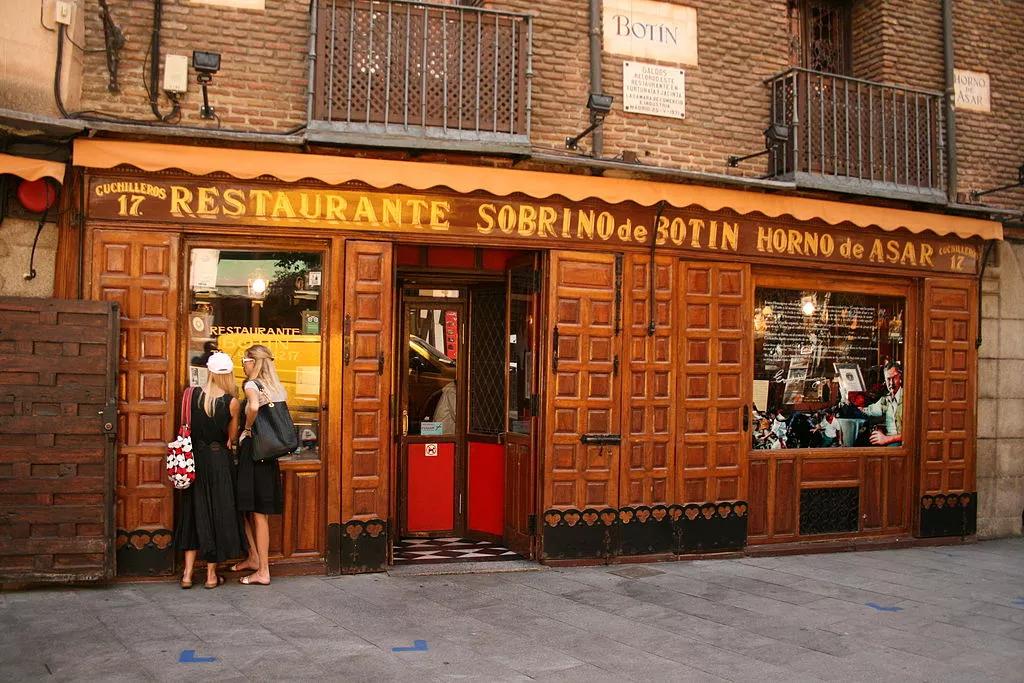 HotelEuropamad's tweet photo. Did you know that the oldest restaurant in the world is in Madrid?
This is Casa Botín, a restaurant certified as the oldest in the world with almost 300 years of history.
We tell you much more in our blog ⬇️
https://t.co/Cyk03NdXxk
#eatinmadrid #restaurantMadrid https://t.co/7ASAC8vEI1