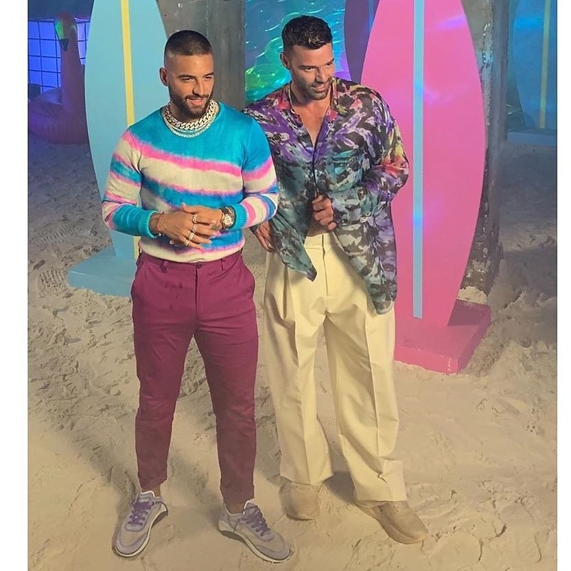 jpus_br's tweet photo. Reposted from @loisstyle (@get_regrann) - Colombia 🇨🇴 @maluma Puerto Rico 🇵🇷 @ricky_martin flow 🔥 MIAMI VICE 💇🏻♂️ by @loisstyle @joeloliverohair
Maquillaje by @mjmakeupstyle
Stylist by @julsrw
#nosemequita #video #maluma #rickymartin #Flowsito 🔥🔥 - #regrann https://t.co/UhLbblkhKb