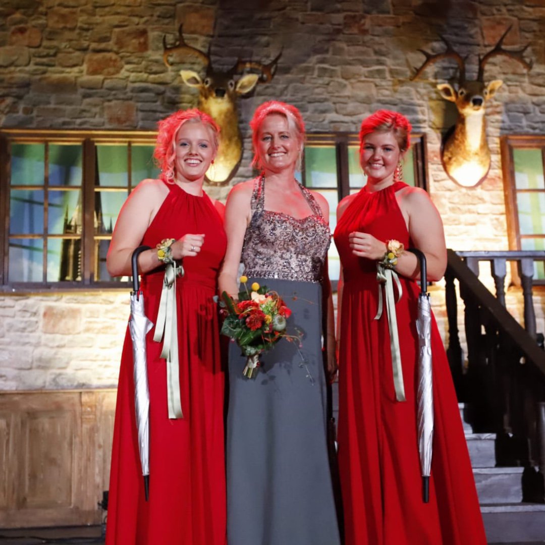 Dianne Arling de nieuwe oogstkoningin van Stöppelhaene! Samen met de hofdames Karlijn en Lize Veltjen. Dames en Marcel Strijtveen, heel veel plezier! 

#sh19 #raalte #stoppelhaene #trots #salland