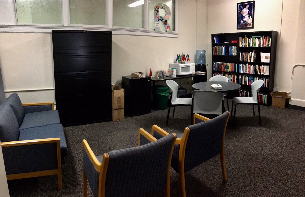 TheLittleProf's tweet image. The departmental library in AUD 576 has already seen some good action. Come visit! @RooseveltU #LiteratureAndLanguages