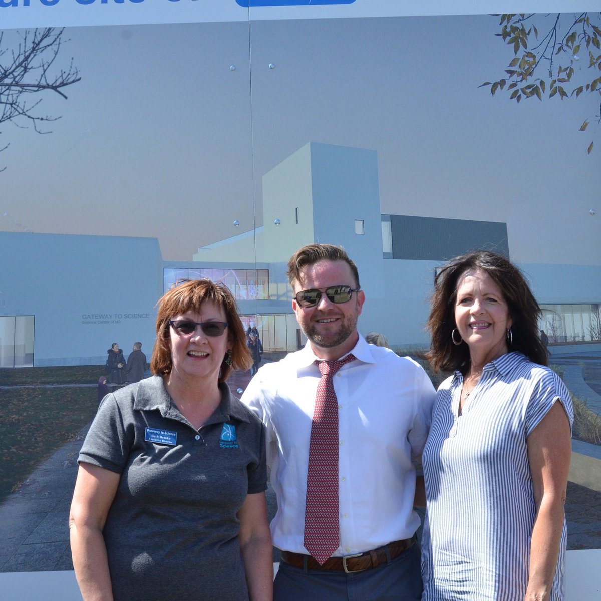 gateway2science's tweet image. Oasis Petroleum is generously sponsoring an exhibit on natural gas capture &amp;amp; processing in the new science center. Michael Kukuk joined GTS ED Beth Demke and Honorary Campaign Chair Mikey Hoeven to celebrate the public campaign launch last Thursday #GatewaytoScience #PledgeWeek