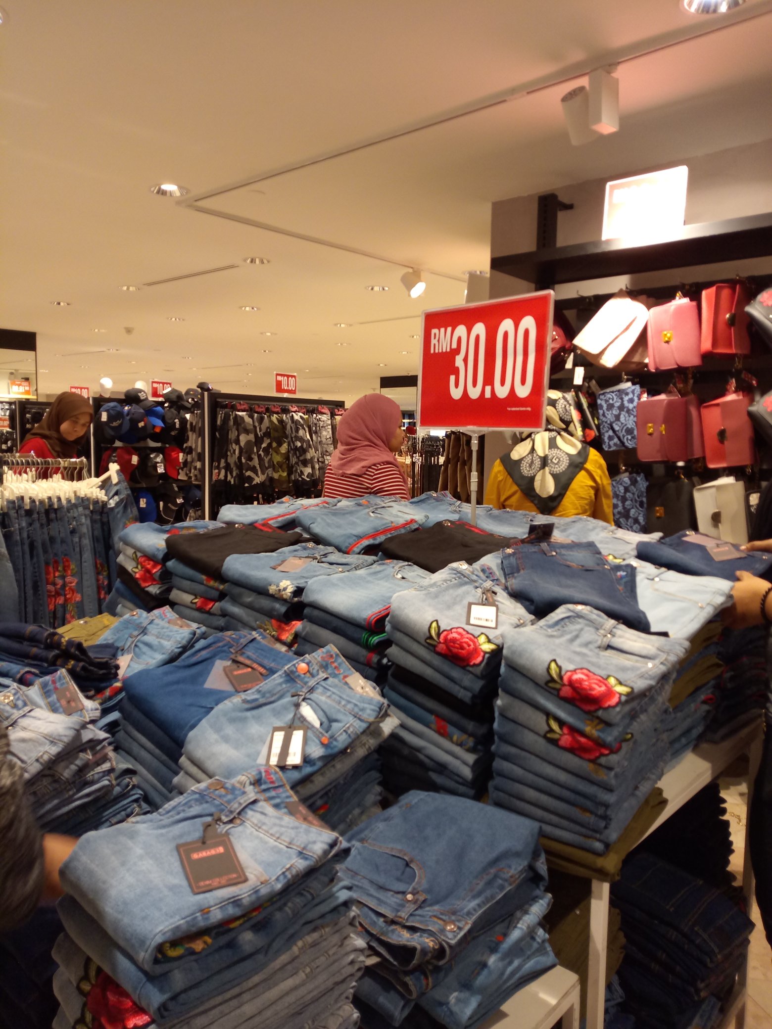 Brand outlet ampang point