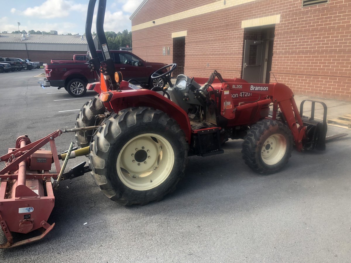 ScottyWHattaway's tweet photo. Spotted our Ag teacher/FFA Advisor @Ejackson_phsag getting after it @Pepperell_Pulse this morning. Hands on learning taking place everywhere. #TractorDriving #Poultry #BirdHouseBuilding #GoDragons https://t.co/n4YxCs3hG9