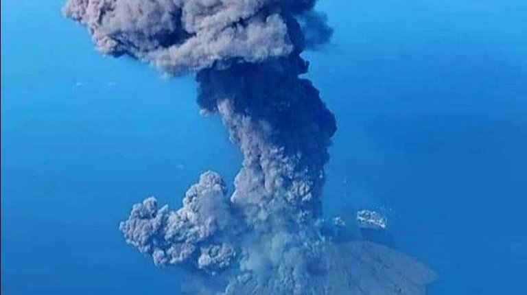messina7_it's tweet image. bit.ly/2ZBG2yA
#Stromboli , nuova #eruzione: momenti di paura per un gruppo di turisti
Boato molto forte e, dopo l’esplosione, il cielo si è oscurato. La fuoriuscita di #lapilli, e altro materiale incandescente, ha provocato un incendio sulla zona sommitale del vulcano.