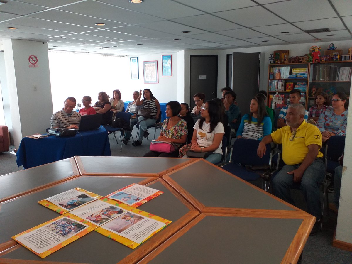 CAVEFAJ's tweet photo. Cultura, valores, derechos humanos.  Ludotecarios en reflexión sobre responsabilidad social. 
#valordeljuego
#ludotecasvzla https://t.co/wl7960jYUY