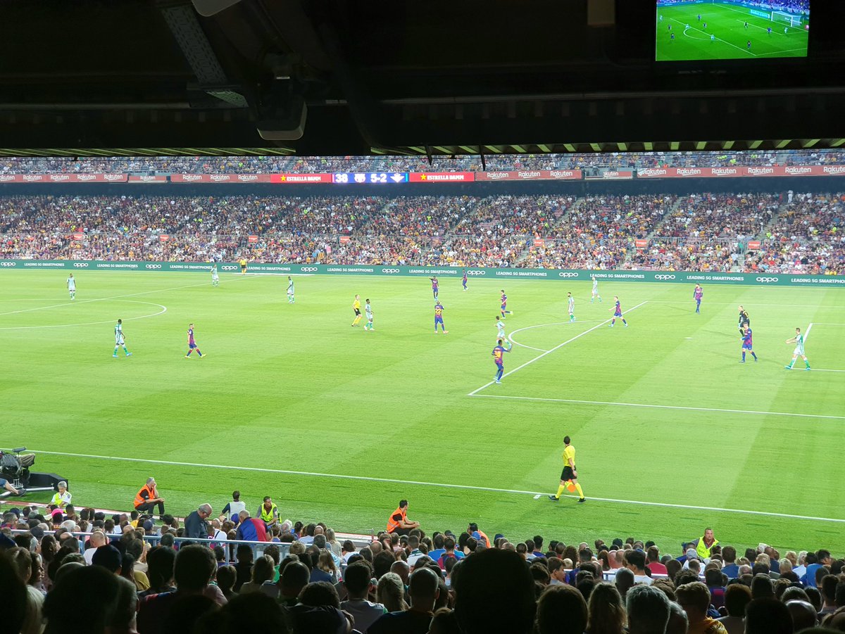 El Domingo, en el Camp Nou, viendo el <a href="/FCBarcelona_es/">FC Barcelona</a> vs <a href="/RealBetis/">Real Betis Balompié 🌴💚</a> mi hijo de 8 años perdió su cámara de fotos. La cámara me da igual pero la tarjeta tenía valor sentimental ¿Me echas una mano con un rt por si puede aparecer? ¡GRACIAS!