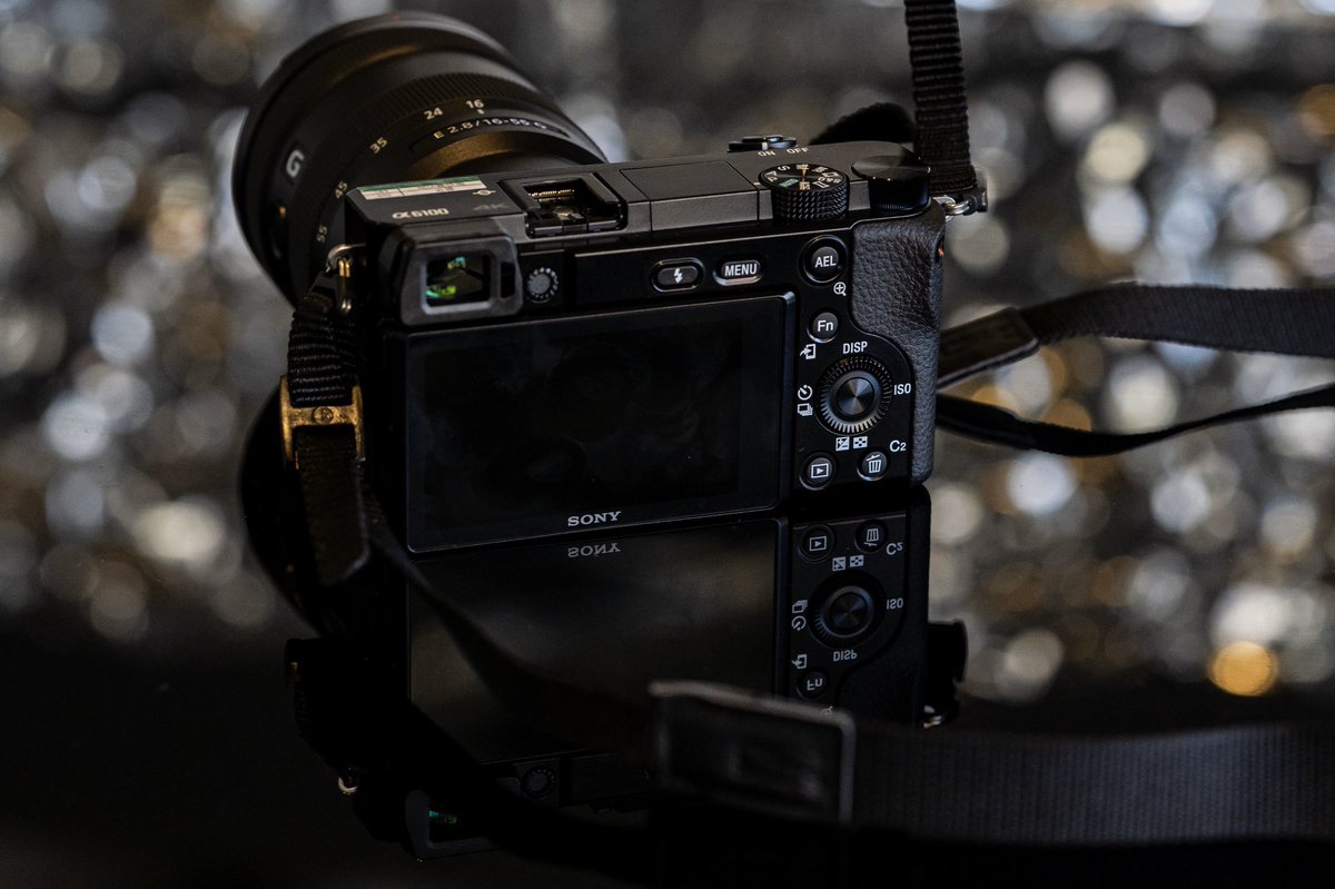 RafaelZeier's tweet photo. Endlich ein Nachfolger für die so fabelhafte wie preiswerte Sony A6000? Die eben vorgestellte #Alpha6100 sieht vielversprechend aus... 

... aber besser mal den Test und vor allem den tatsächlichen Preis abwarten.

https://t.co/w29qckh0BR https://t.co/mMuzyvNYlv