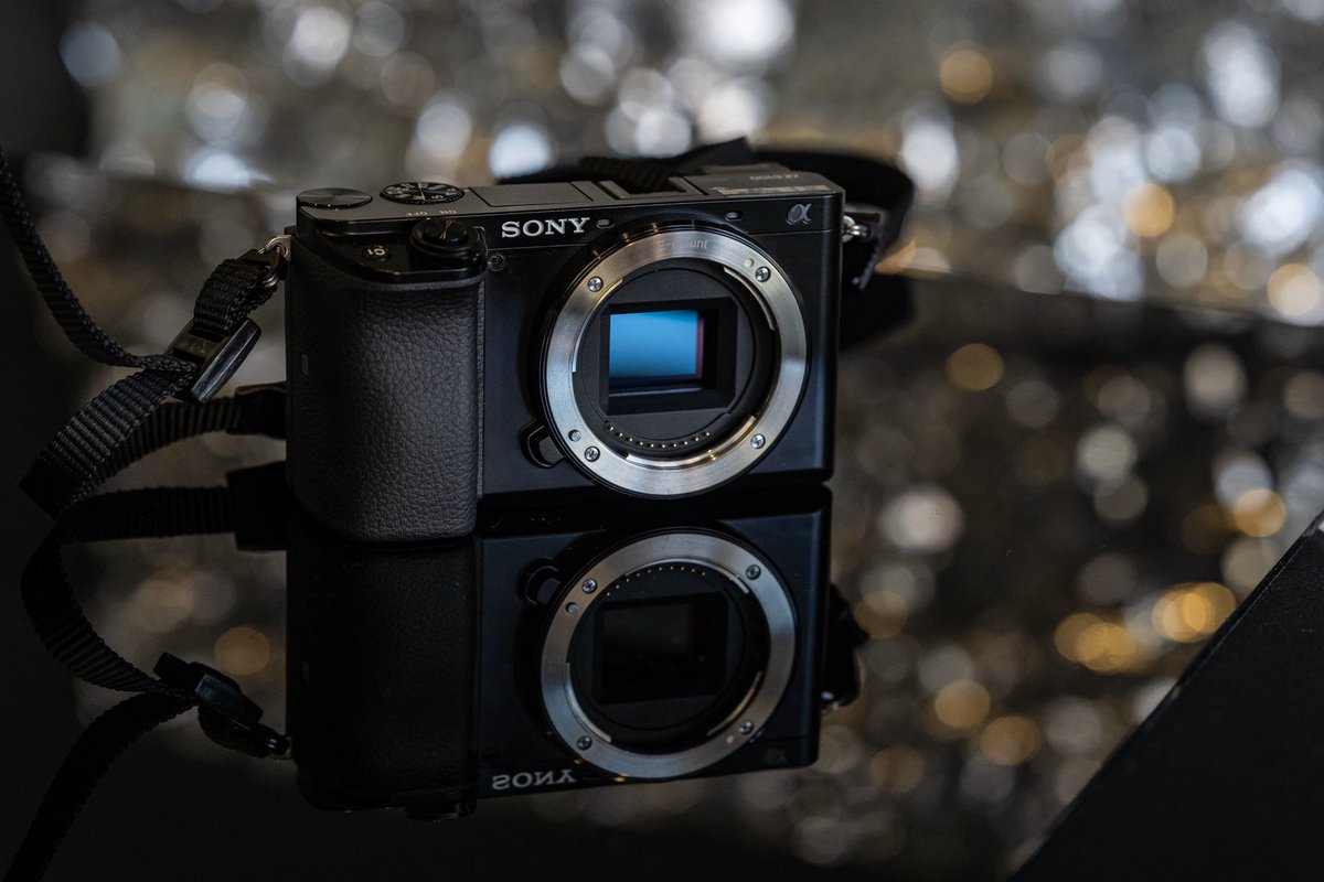 RafaelZeier's tweet photo. Endlich ein Nachfolger für die so fabelhafte wie preiswerte Sony A6000? Die eben vorgestellte #Alpha6100 sieht vielversprechend aus... 

... aber besser mal den Test und vor allem den tatsächlichen Preis abwarten.

https://t.co/w29qckh0BR https://t.co/mMuzyvNYlv