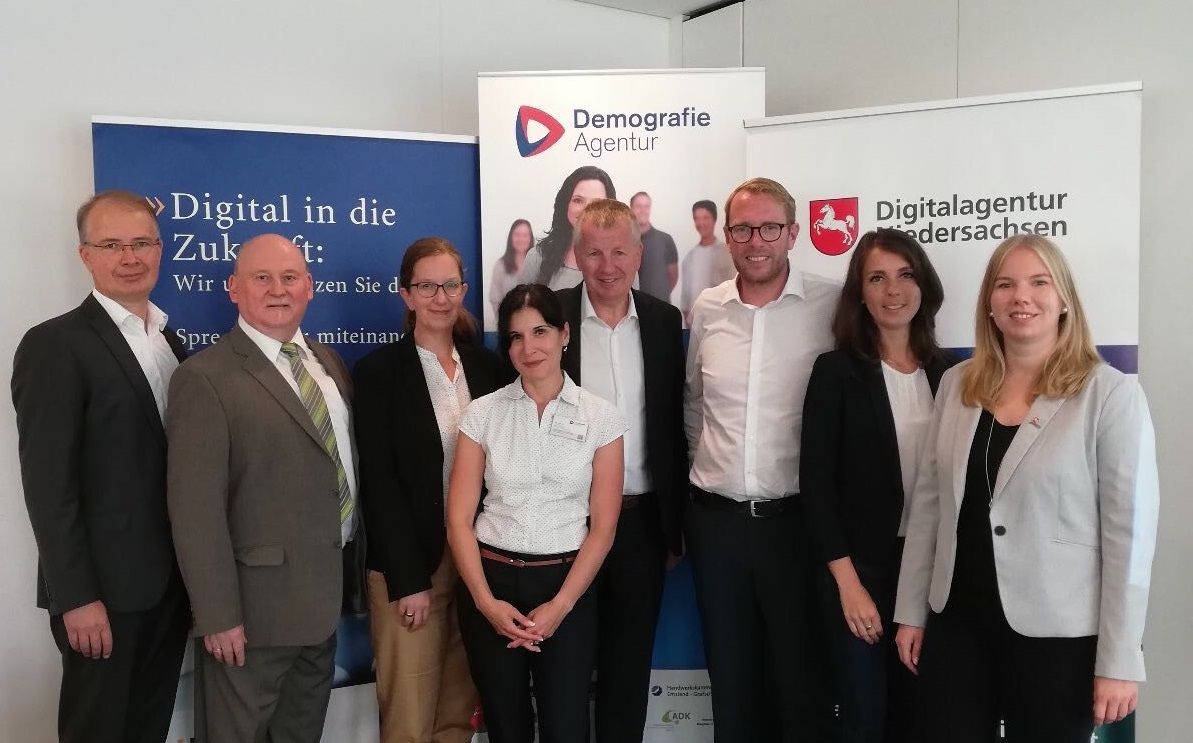 Digital_NDS's tweet photo. Heute gab @DigiSts Stefan Muhle den Startschuss für die "Digitalagent(o)ur Niedersachsen": Mit unseren Partnern @demografieagent und @nbank_de informieren wir #MultiplikatorInnen über #Foerder- und #Unterstuetzungsmoeglichkeiten für #KMU. #NDS #Digital https://t.co/0aUIr4oqRg https://t.co/1oarCzh21B