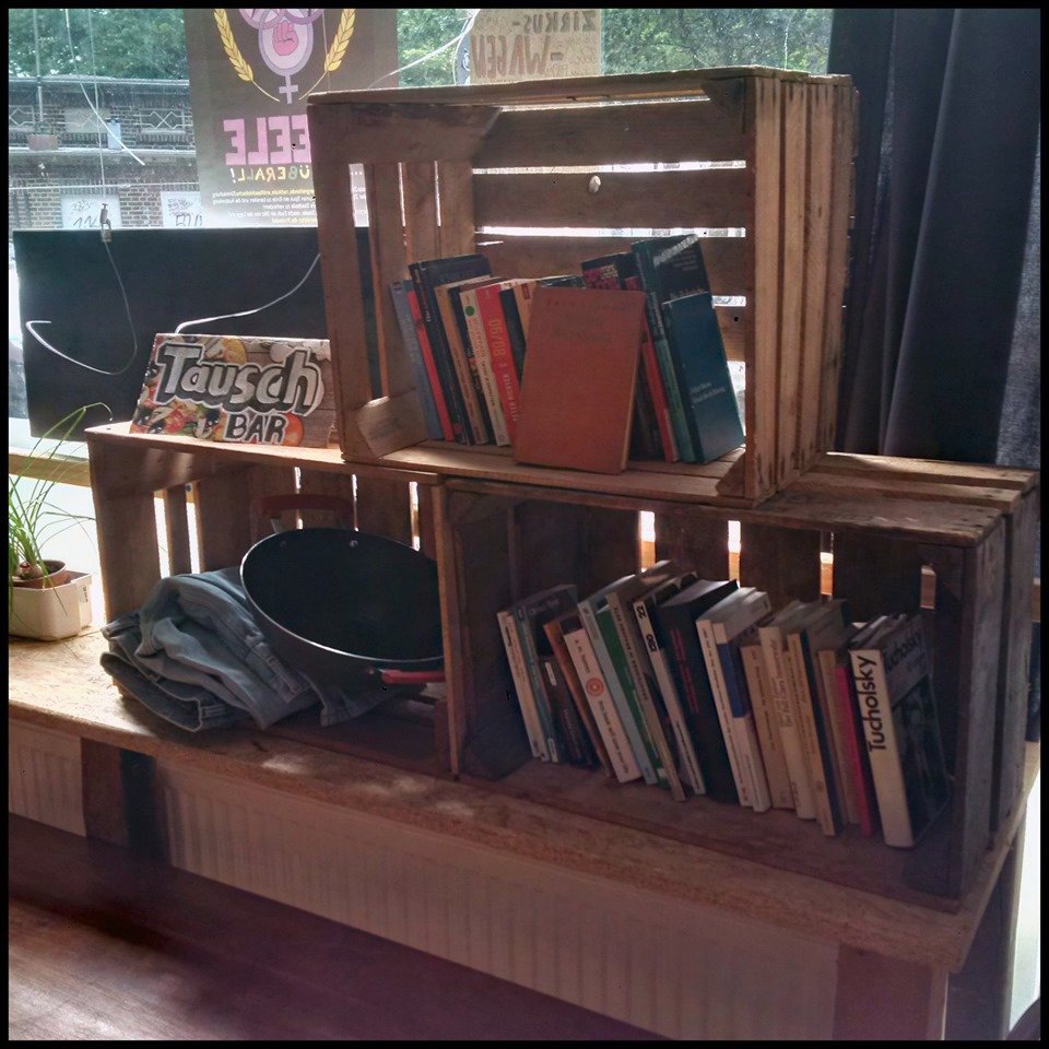 trotz_allem's tweet photo. Seit gestern steht unsere kleine TauschBar.
Die Gustav-Landauer-Bibliothek Witten hat eine bisschen aussortiert und wir haben das zum Anlass genommen ein kleines Tauschregal aufzustellen.
Check it out! Wir sind heute noch bis 17:00 da…
#Witten #TauschBar #GLBW #GLBibW https://t.co/LcaDJIMNT1
