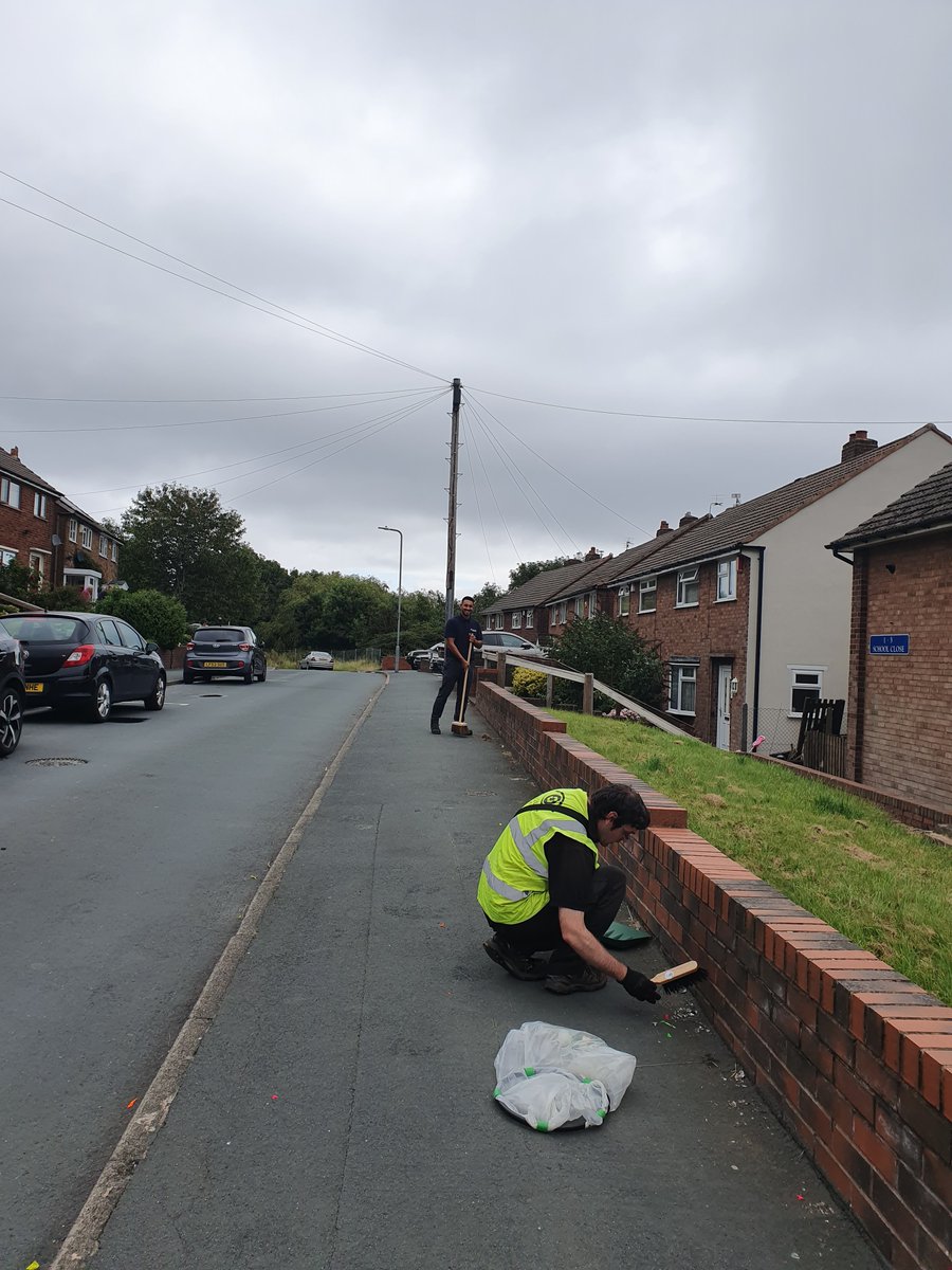 GM2LF_Official's tweet photo. Thank you to everyone who came along to our litter pick at Hawfield Rd today. 5 bags of rubbish and one very full skip!  Thank you to the amazing team at @Litterwatch1 Thank you @SandwellNhoods (Rowley), @TracysMemories #litterpicks @sandwellcouncil @SCVOSandwell @LocalTrust https://t.co/Vr3kfHpXWh