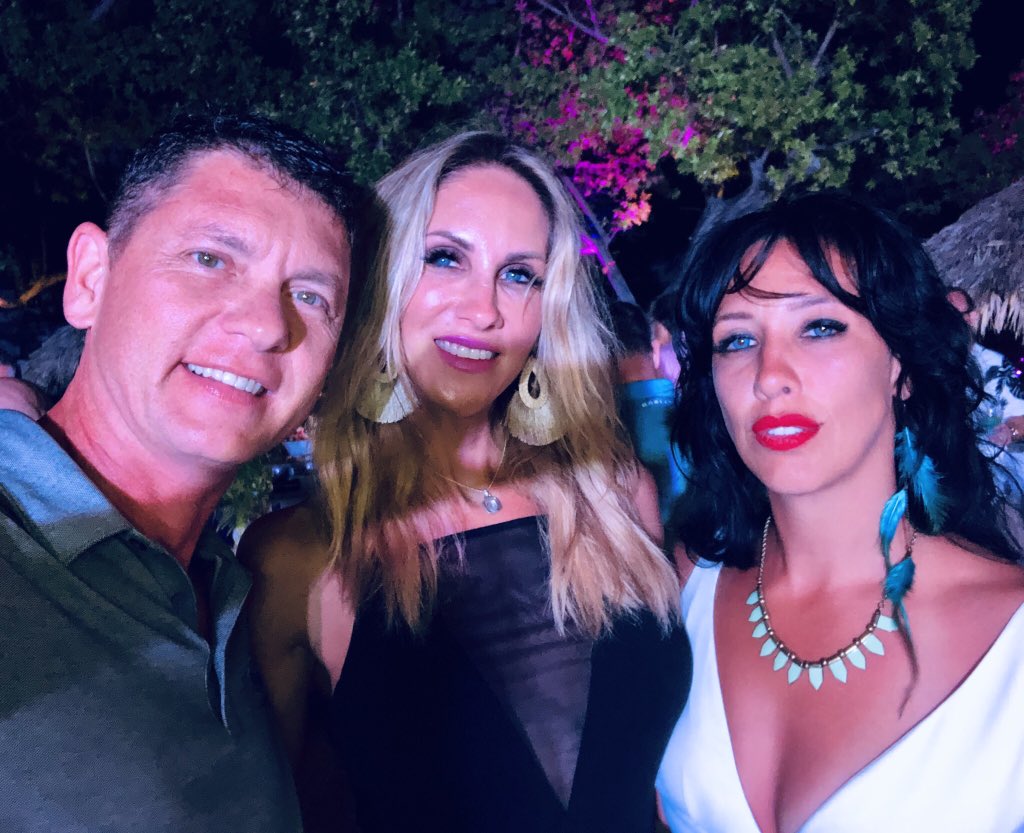 kellyurich's tweet photo. Making friends wherever I go. Thanks to Erica &amp; Gina for making this trip memorable!  #RelaxInParadise #RedLaneSpa #LIVEfromSandals #SandalsSouthCoast #JAWWMarketing @SandalsResorts https://t.co/YVtF9NQ4Lf