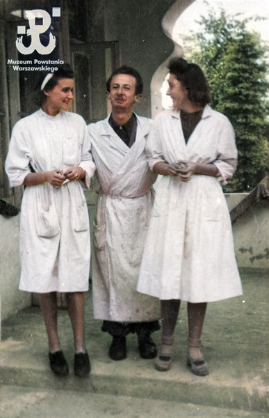 Milanówek. Personel szpitala Dzieciątka Jezus ewakuowanego z Warszawy w czasie powstania, umieszczonego w milanowskiej willi "Perełka". Zdjęcie ze zbiorów Muzeum Powstania Warszawskiego #powstaniewarszawskie #milanowek #powstanie44