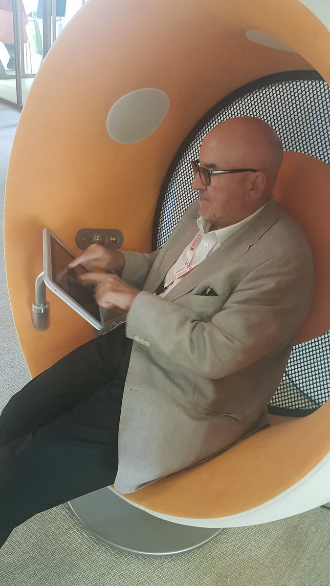Reyrog's tweet photo. #Ruralitic2019 #Murat @RURALITIC2019 j'ai enfin trouvé un espace dédié aux #Twitteur à l'espace de #coworking de la com/com des hautes terres à Murat. @crousselle39 https://t.co/hNjWGKJfjf