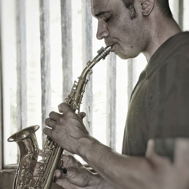 Great shot! #picoftheday #photooftheday #saxophonephoto
.
.
#Repost <a href="/julierme/">julierme</a>.genovez : Myself... #sax #saxo #saxofone #saxophone #saxomusic #music #musica #musician #musicians #musicismylife #soprano #yanagisawa #vintage #instrumental