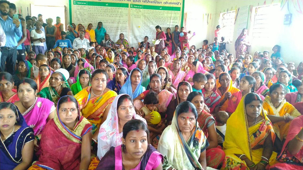 पत्रकारों को दिखाया गया मधुमक्खी पालन, जल मीनार, टीसीबी व पंचायतों में हुए विकास के अन्य काम.
जिला मुख्यालय के पत्रकारों को आज तोपचांची प्रखंड के विभिन्न पंचायतों का भ्रमण कराकर वहां चल रही सरकार की विभिन्न कल्याणकारी योजनाओं से रूबरू कराया गया।
<a href="/dasraghubar/">Raghubar Das</a>