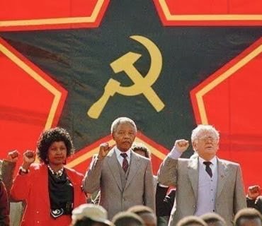 Lo que no se menciona es que Mandela quien, por cierto, antes de su encarcelamiento había escrito el panfleto, "Cómo ser un buen comunista", había sido colocado allí simplemente para asegurarse de que, en Sudáfrica;  http://www.rhodesia.nl/goodcom.html 
