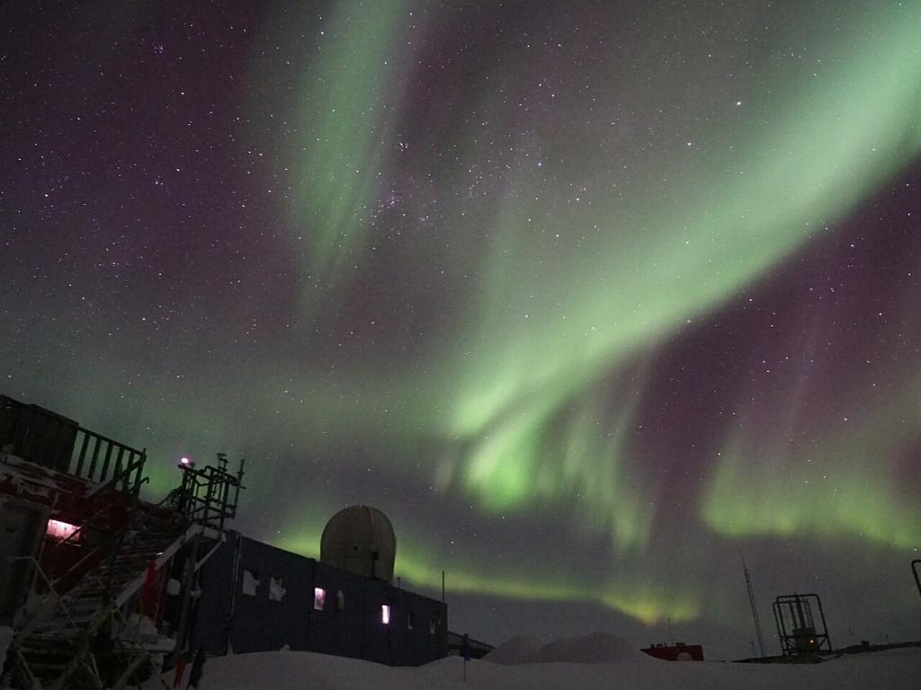 テンキノススメ 久しぶりに素敵な星空 オーロラを見た はるか上空の光のはずなのに まるですぐそこにあるように見える不思議な輝き 仕事の合間のチラ見しかできなかったのがちょっと悔しい 19 8 28 2 00 21 0 Ne 2 5m S Jare60 南極 南極観測隊