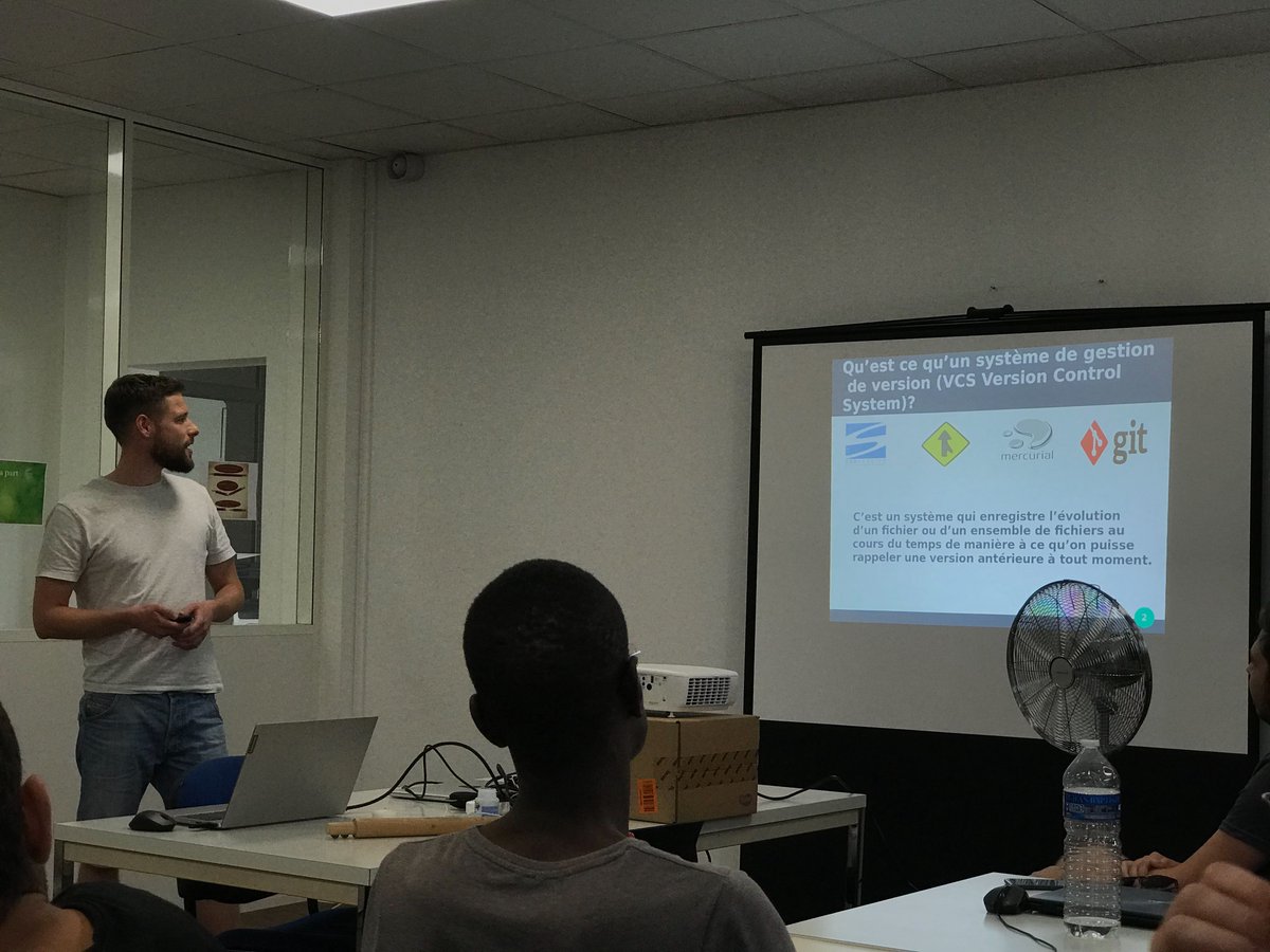 YesWeWebVT's tweet image. Présentation du #versionning par notre ami et collègue @JulienFrenoy, un bon résumé pour un puit sans fond.
Proverbe: "Sois toujours la première version de toi même et non la deuxieme version de quelqu'un d'autre."
#git #sauvegarde #dev #github