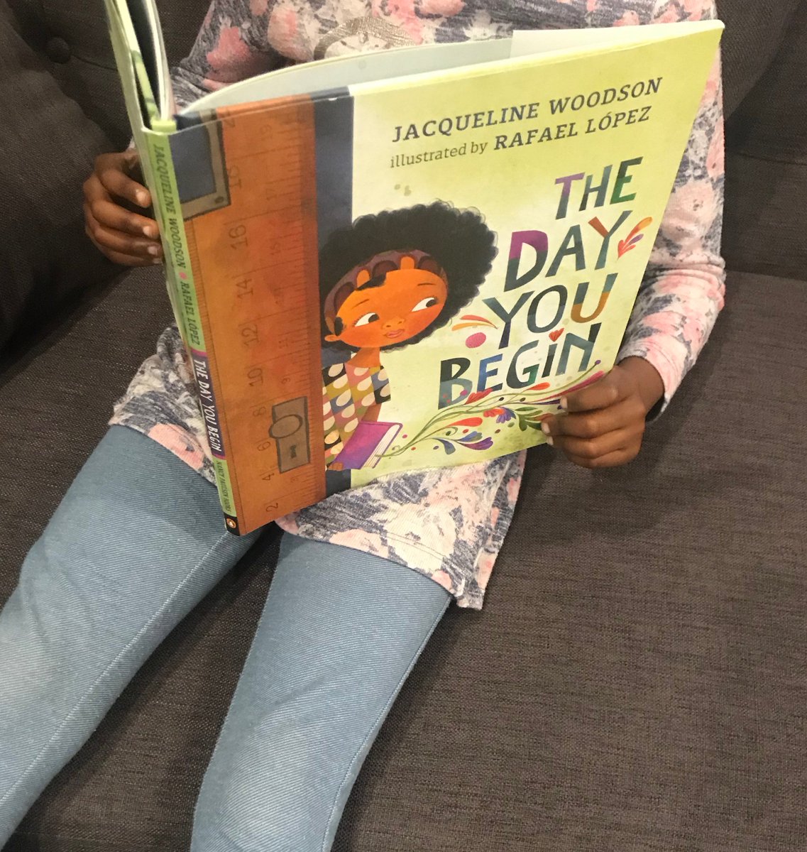 BooksByDavina's tweet photo. Hands up if you're in back to school mode? 🙋🏾♀️We know many children across the globe are preparing to start a new school year, so today, #RileyRecommends three books that are ideal for easing fears and kick-starting confidence in little ones as they prepare for school 🏫: https://t.co/AaVyzl4xRX