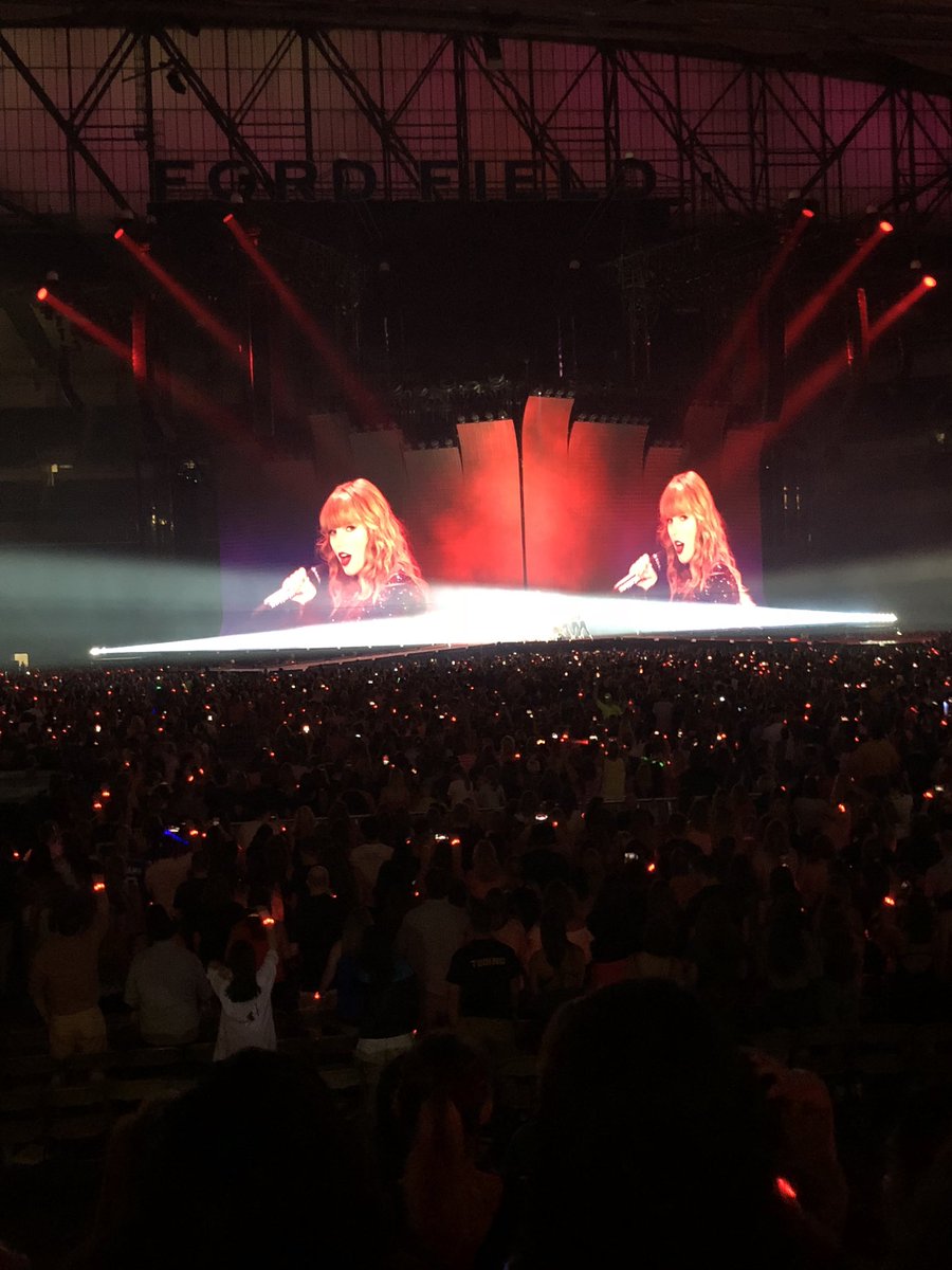 _Rach09's tweet photo. #reptourdetroit was 1 year ago today!! 💜💕 https://t.co/tmmW4vaAJ6