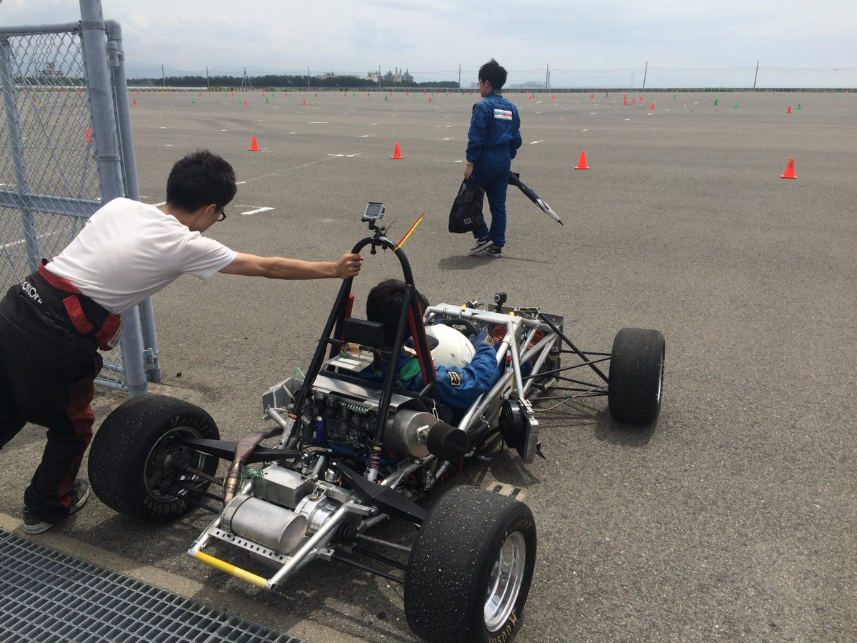 京都大学フォーミュラプロジェクトkart Twitter પર Kz Rr14 16年度車両 前年度車両 から基本パッケージを引き継ぎつつも 空力部品を付け足すのではなく 車両全体と調和させることを狙い設計した車両 リアサスペンションにロッキングアーム構造も採用し
