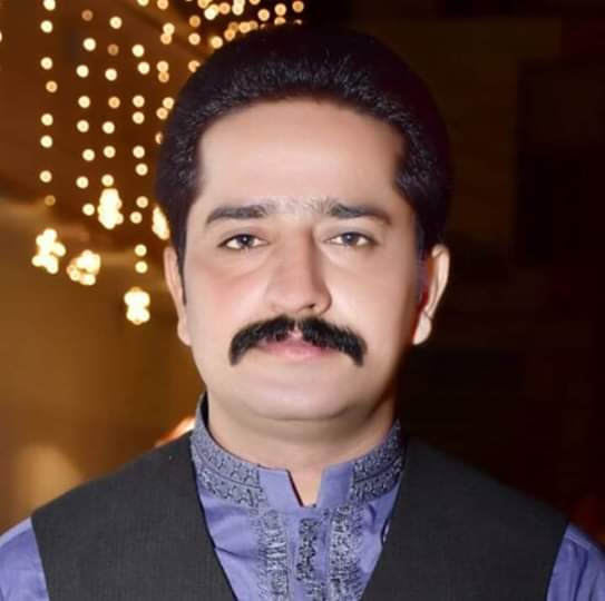 بلدیہ خانپور 

نام ۔اخلاق احمد
عہدہ ۔ خاکروب 
ڈیوٹی ۔ خواجہ ادریس صاحب 
اس معزز شخص کا کام جھاڑو دینا ہے لیکن یہ بلدیہ سے ہمارے ٹیکس کے پیسوں سے 35 ہزار ماہانہ وصول کر کے  "معززین "شہر کی آشیر باد سے گھر بیٹھ کر تنخواہ وصول کرتا ہے اور ایک دن بھی اپنے کام پر نہیں آیا
<a href="/SHABAZGIL/">Dr. Shahbaz GiLL</a>