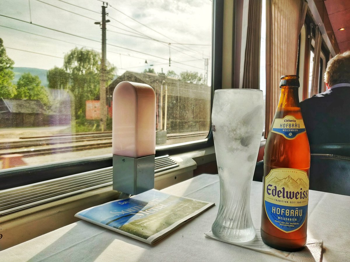 _DiningCar's tweet photo. What a pleasure to start that trip with a decent #Austrian🇦🇹 wheat-beer🍺 served in an ice-cold❄️ glass at the beautiful @unsereOEBB🇦🇹 DoNs #diningcar of #EC159 "Croatia" (#Vienna🇦🇹-#Zagreb🇭🇷)😍. White table cloths, black leather chairs...nothing else needed! Cheers🍻 everyone😊! https://t.co/jEwiibZVR8