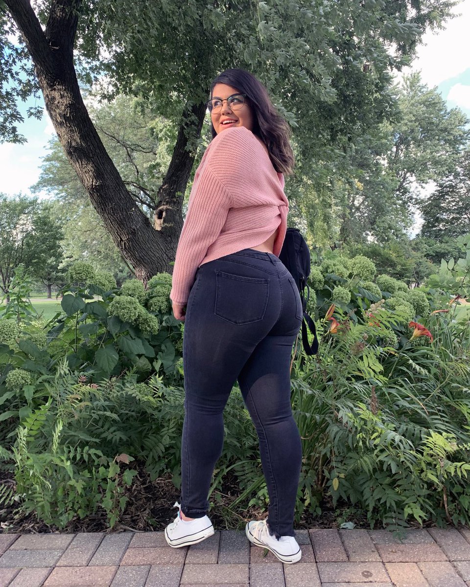 CharlotteRusse's tweet photo. The sweater you've been waiting for 💗
Get #CRbabe @daisyxsoleil's look today!
🔎 "Twist Back Knit Sweater”
🔎 "Refuge Mid-Rise Black Distressed Jegging”
#charlotterusse #sweaterweather #outfitgoals https://t.co/RUll4K5lYR
