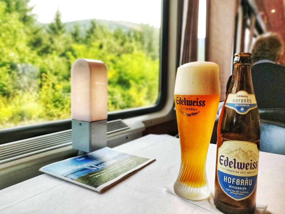_DiningCar's tweet photo. What a pleasure to start that trip with a decent #Austrian🇦🇹 wheat-beer🍺 served in an ice-cold❄️ glass at the beautiful @unsereOEBB🇦🇹 DoNs #diningcar of #EC159 "Croatia" (#Vienna🇦🇹-#Zagreb🇭🇷)😍. White table cloths, black leather chairs...nothing else needed! Cheers🍻 everyone😊! https://t.co/jEwiibZVR8