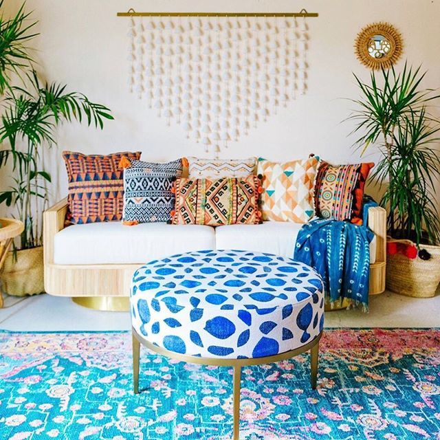 Contrast + Patterns + Texture + Color...this is what happy rooms are made of! 🤗 Loving all of this personality with @justinablakeneyhome <a href="/loloirugs/">Loloi Rugs</a> pillows &amp; rug and <a href="/selamatdesigns/">Selamat Designs</a> furniture &amp; wall decor... especially the ceramic Kerani Wall Hanging… ift.tt/2LgWajT
