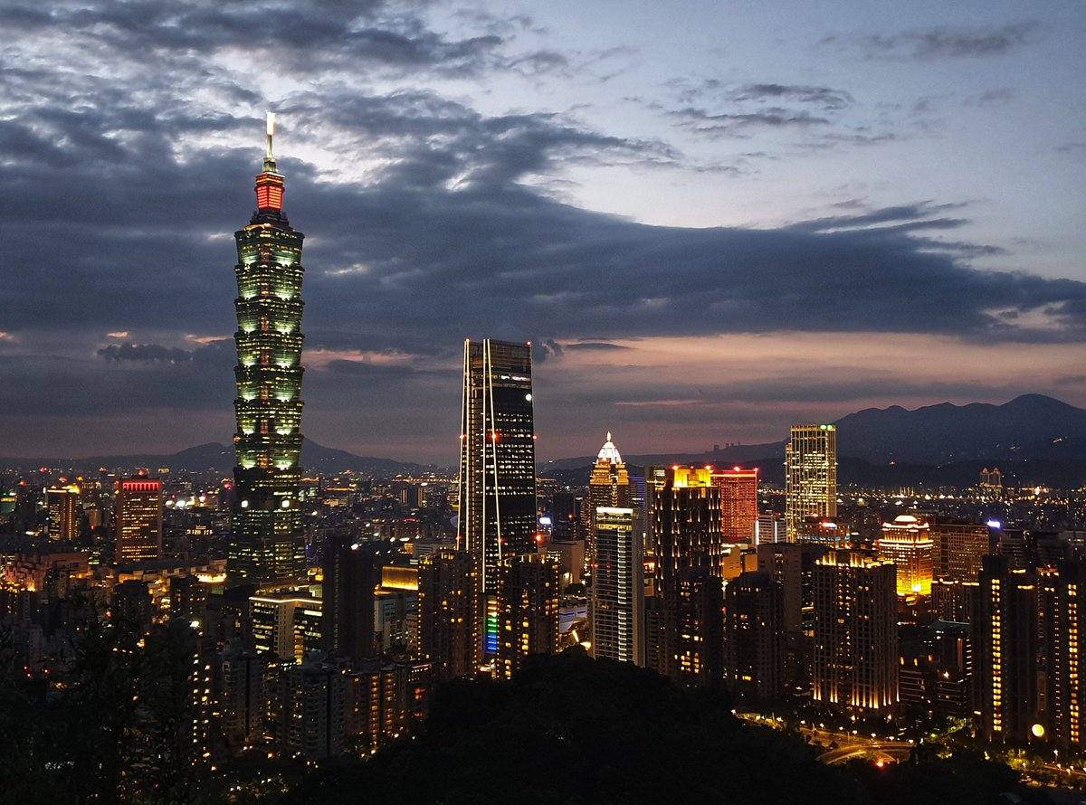 melbtravel's tweet photo. How amazing is the Taipei skyline during sunset from the Xiangshan hiking trail [presstrip] #taiwan #timetovisittaiwan @Taiwan_in_UK https://t.co/o7PlcLPGw8
