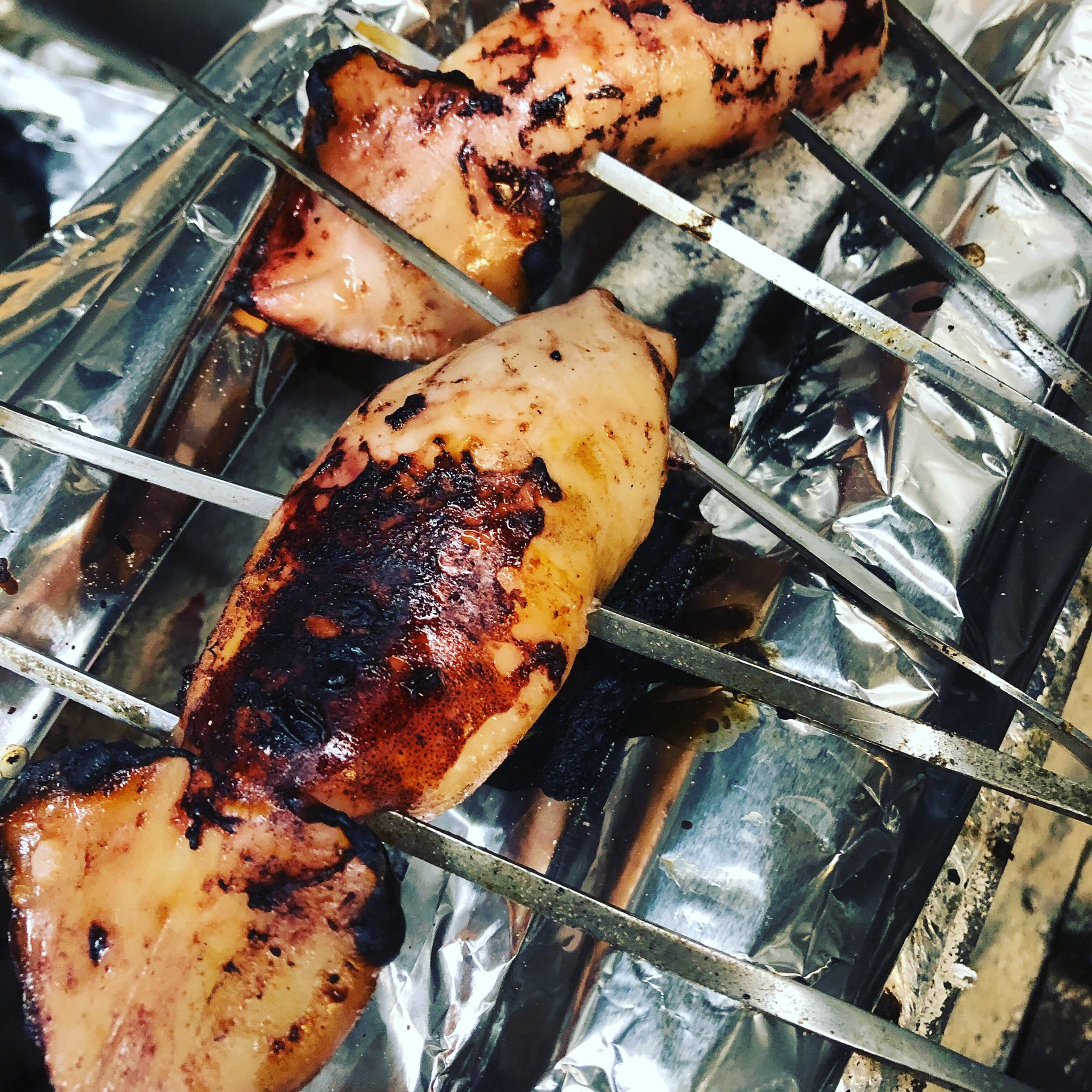 くまもと酒場池田屋 スルメイカのぽんぽん焼き 胴体にゲソやら肝やらネギやら何でもかんでも詰めに詰めて醤油焼いた屋台風です くまもと酒場池田屋 いかのぽんぽん焼き 焼きあがるとポンって音がするからポンポン焼き いまだにその音を聞いたことが