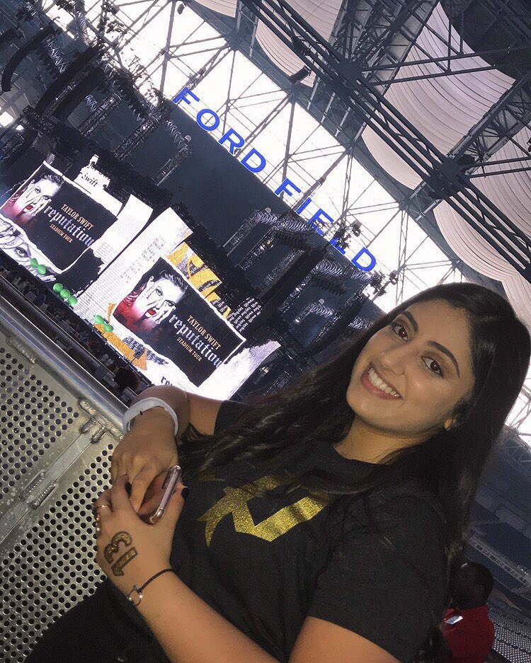 WeAreSwifties89's tweet photo. One year ago 💗🥺 @taylorswift13 I miss you #repTourDetroit https://t.co/QGQdOQ01Sh