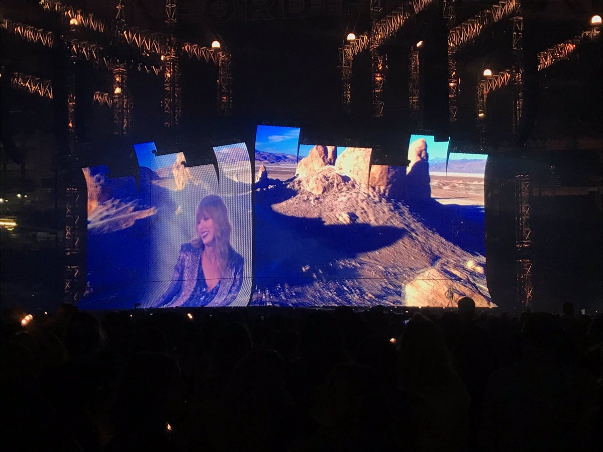 WeAreSwifties89's tweet photo. One year ago 💗🥺 @taylorswift13 I miss you #repTourDetroit https://t.co/QGQdOQ01Sh
